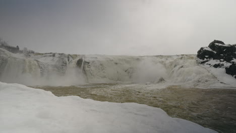 Kaskaden-Von-Eisigen-Klippen,-Die-Im-Winter-In-Quebec,-Kanada,-Den-Kalten-Fluss-Hinunterfließen