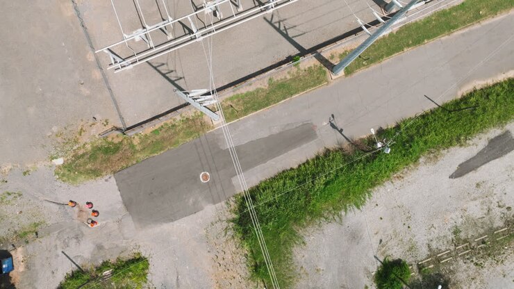 Luftfoto af transformerstation med luftledninger i Arkansas, USA.