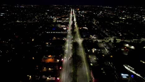 Zweispuriger-Straßenluftverkehr,-Der-Nachts-In-Christchurch-Fließt