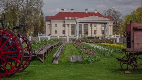 mansión histórica de pakruojis con flores de primavera en flor, vista en lapso de tiempo