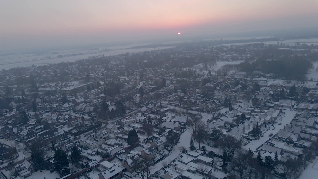 антенна красивого маленького городка, покрытого снегом на рассвете