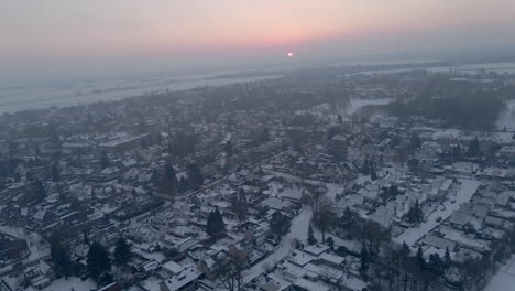 Antena-De-Un-Hermoso-Pueblito-Cubierto-De-Nieve-Al-Amanecer