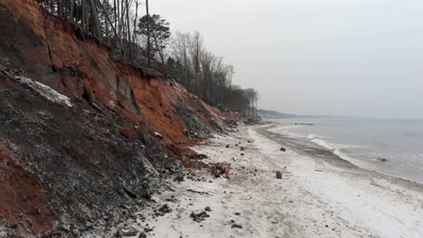 toma aérea de la playa de arena en ustka en invierno