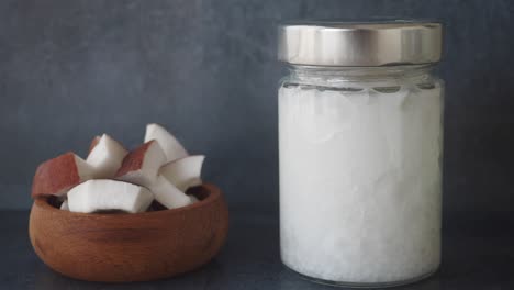 aceite de coco y escamas de coco frescas
