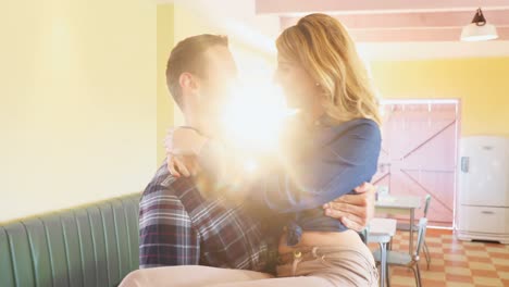 pareja romántica en una cafetería 4k