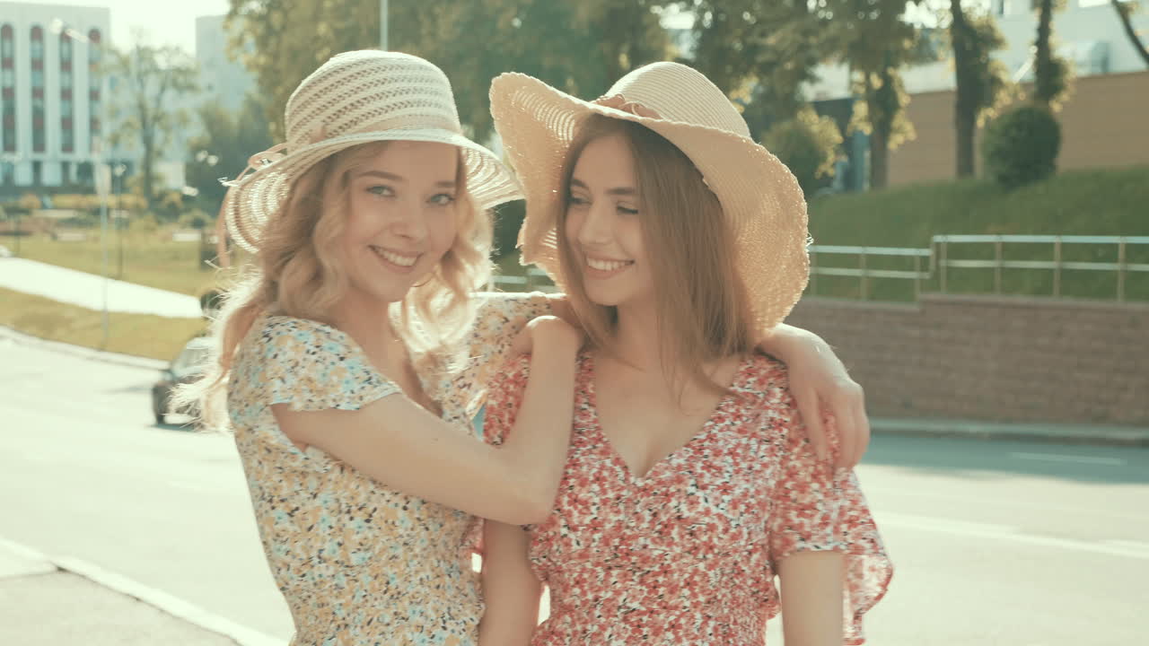 두 친구가 여름날을 즐기고 있습니다.