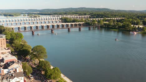 la gente se reúne a orillas del río susquehanna en harrisburg pa
