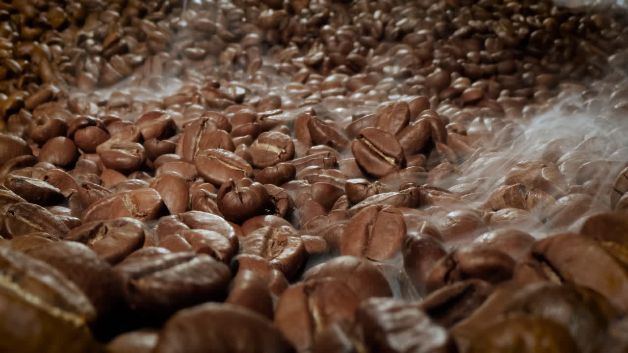 커피 씨 ⁇ 의 가까운. 향기로운 커피  ⁇ 은 구워진 연기가 커피  ⁇ 에서 나온다.