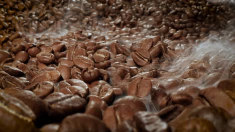 cerca de las semillas de café. los granos de café perfumados son tostados el humo viene de los granos de café.