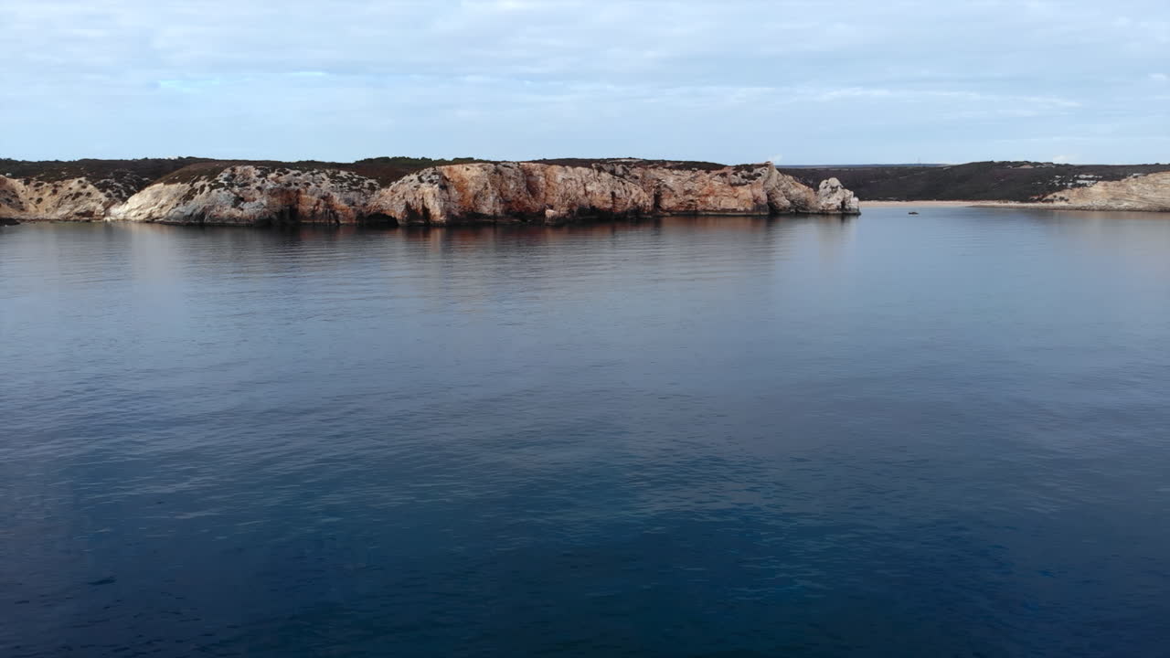 Krajobraz wybrzeża z klifami i spokojnym morzem