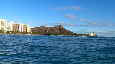 Surf-En-La-Playa-De-Waikiki,-Viaje,-Vacaciones,-Turismo