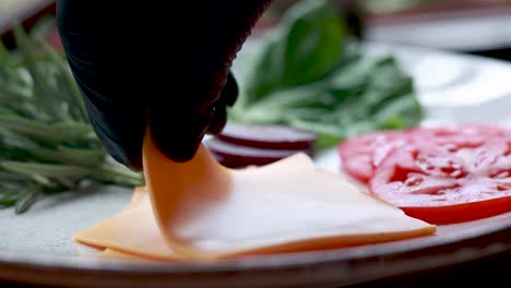 preparando un delicioso sándwich con varios ingredientes