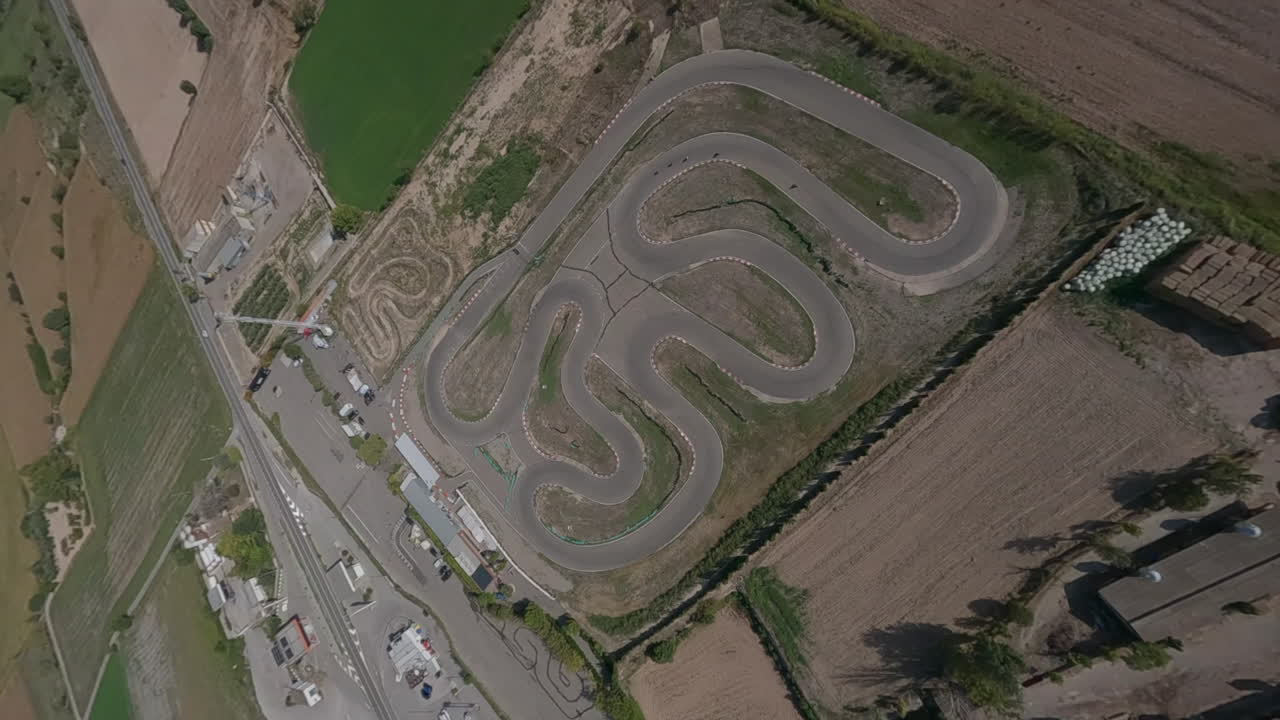 모터 스포츠 서킷에서 궤도를 도는 피트 바이크 트랙의 서사시적 조감도 fpv 공중