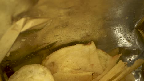 primer plano dentro de las patatas crujientes en una bolsa abierta