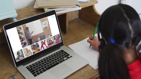 chica haciendo la tarea y teniendo una videoconferencia con el maestro y los compañeros de clase en la computadora portátil en casa