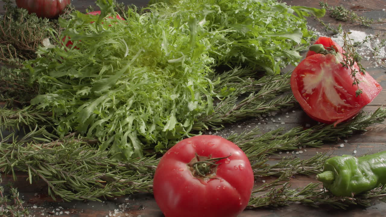 вегетарианский на стол свежие травы салат и помидоры