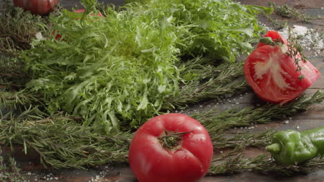 vegetariano puesto en la mesa hierbas frescas ensalada y tomates