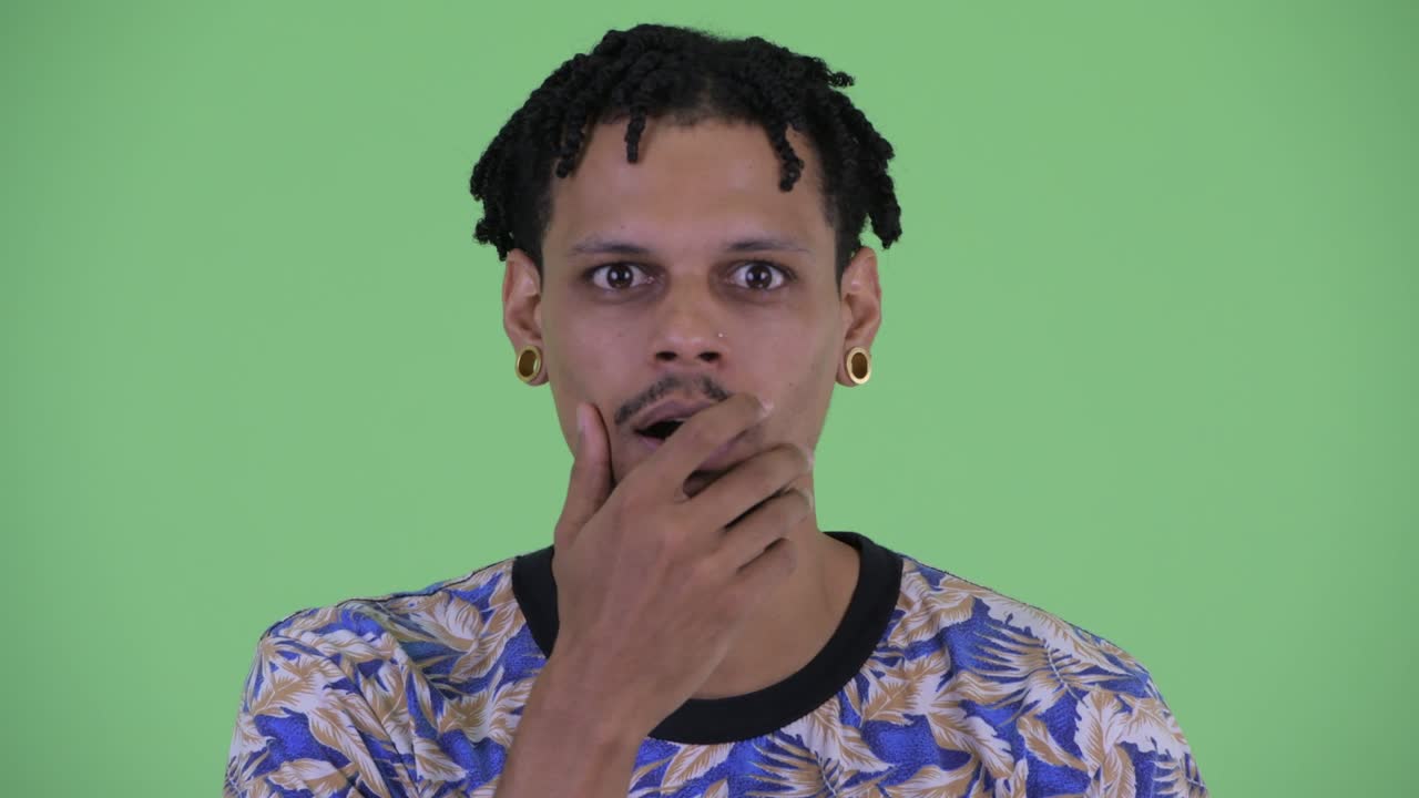 joven y guapo hombre africano con dreadlocks