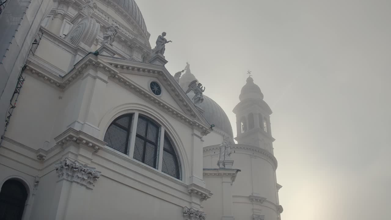 la cúpula de la basílica con niebla en venecia, italia