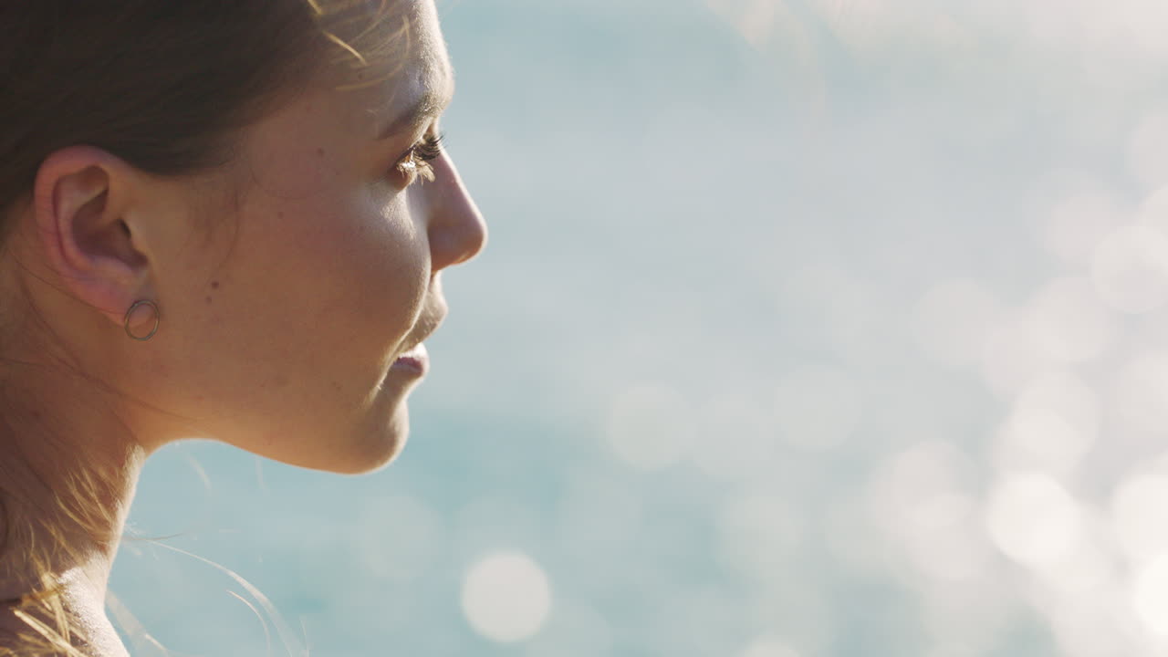 바다, 평화와 야외에 해변 여성의 얼굴