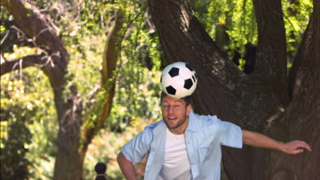 hombre en cámara lenta jugando al fútbol