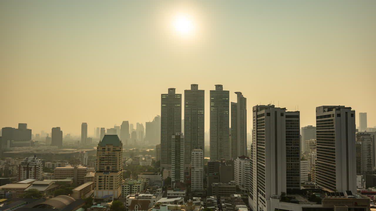 BANGKOK, TAILÂNDIA - 9 DE MARÇO DE 2025: timelapse do horizonte da cidade de Bangkok de um ponto de observação elevado ao pôr do sol