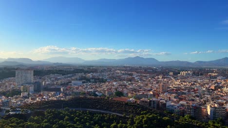 Oben-Ansicht-Tagsüber-Der-Spanischen-Stadt-Alicante-Mit-Klarem-Blauen-Himmel-4k-30-Fps