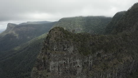 Un-Dron-De-4k-Disparó-Lentamente-Orbitando-Un-Gran-Acantilado-Montañoso-En-El-Parque-Nacional-Border-Ranges,-Nueva-Gales-Del-Sur,-Australia