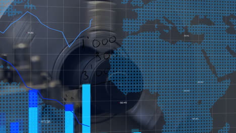 animación del procesamiento de datos financieros y mapa del mundo sobre círculo giratorio