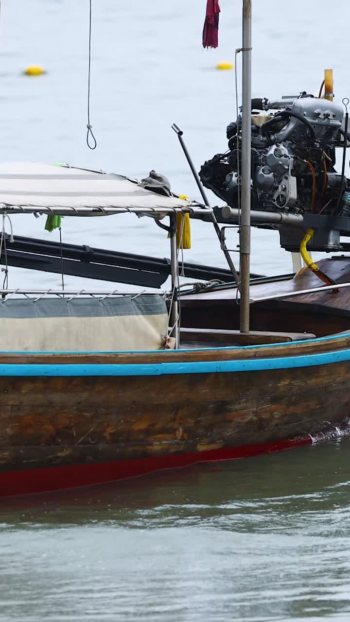 barco tradicional navegando a través de las olas costeras de krabi