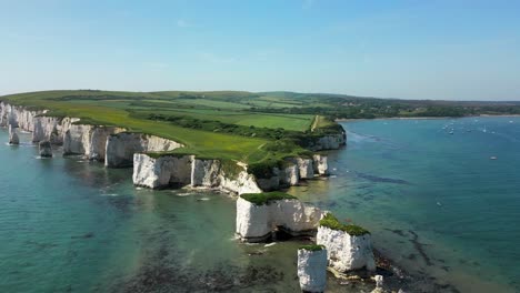 una toma aérea de drones de old harry rocks en la costa jurásica de dorset