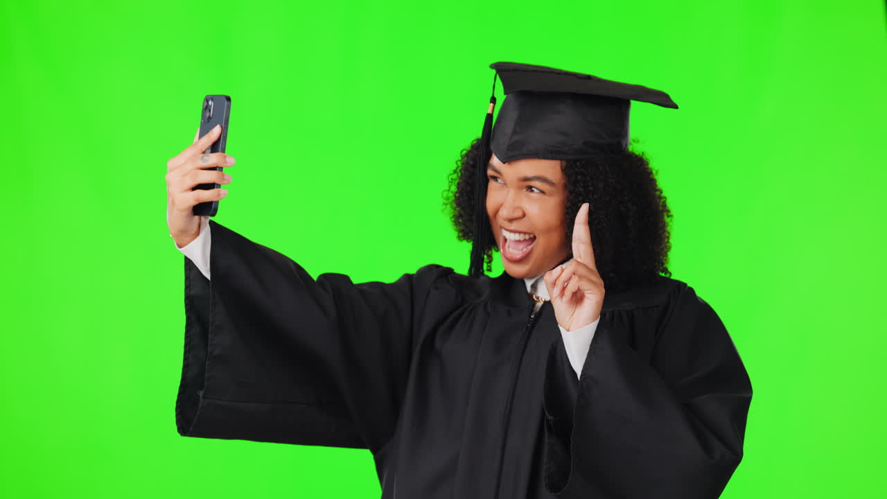 Selfie, schermo verde e donna laureata isolata