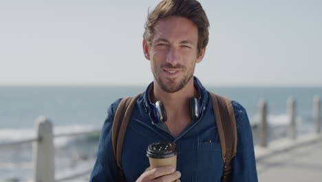 retrato joven atractivo turista sonriente satisfacción disfrutando de viajes vacaciones estilo de vida relajándose en una cálida playa soleada sosteniendo una bebida de café serie de personas reales