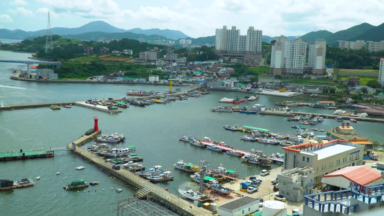 barcos de amarre en el puerto deportivo con el paisaje urbano de fondo de la isla de geojedo en gyeongsangnam-do, corea del sur