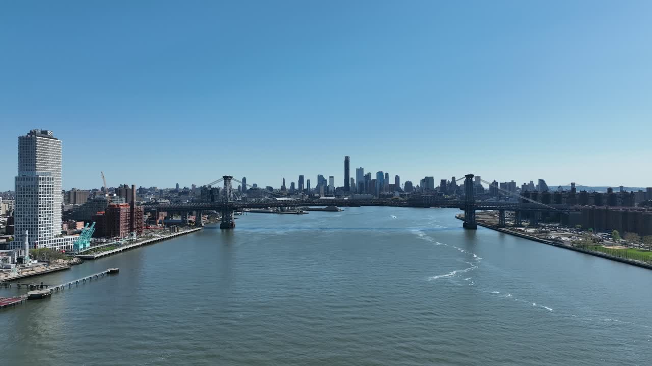 이스트 리버 (east river) 를 가로지르는 역사적인 윌리엄스버그 서스펜션 브리지 (historic williamsburg suspension bridge) 와 브루클린 시내 스카이 라인 (skyline) 을 배경으로 한 도시 풍경, 뉴욕, 미국