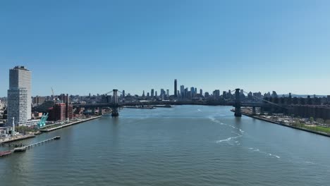 Histórico-Puente-Colgante-De-Williamsburg-Sobre-El-East-River-Con-El-Paisaje-Urbano-Del-Centro-De-Brooklyn-En-El-Fondo,-Nueva-York,-EE.UU.