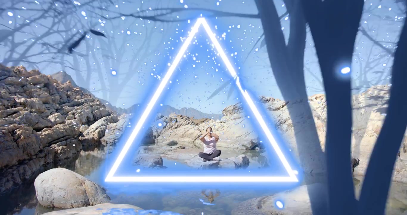 Donna che alza le braccia in posizione del loto vicino a una pozza rocciosa, con un triangolo al neon che si forma e si dissolve, meditazione benessere