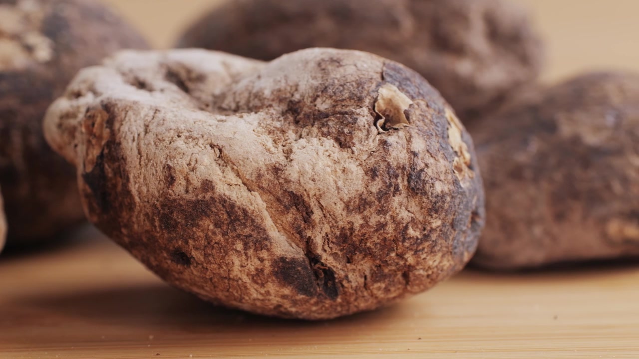 Nahaufnahme von getrockneten Kräuterzutaten auf Holzoberfläche