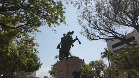 Tadolini's-Bolívar-equestrian-statue-in-Parque-Bolívar,-Santa-Marta,-Colombia