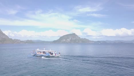 Siguiente-Barco-Navegando-A-Través-De-Islas-Tropicales