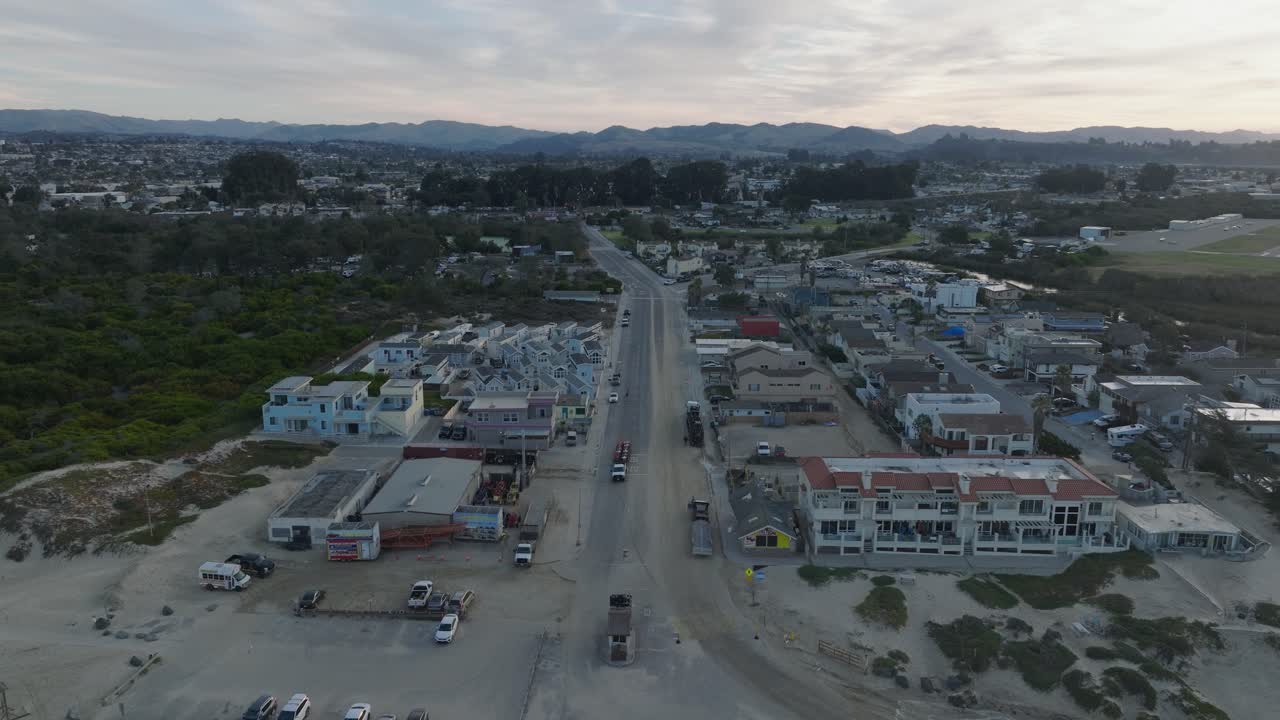 Ripresa drone aerea dell'aeroporto e della città di Pismo Beach, California, all'alba.