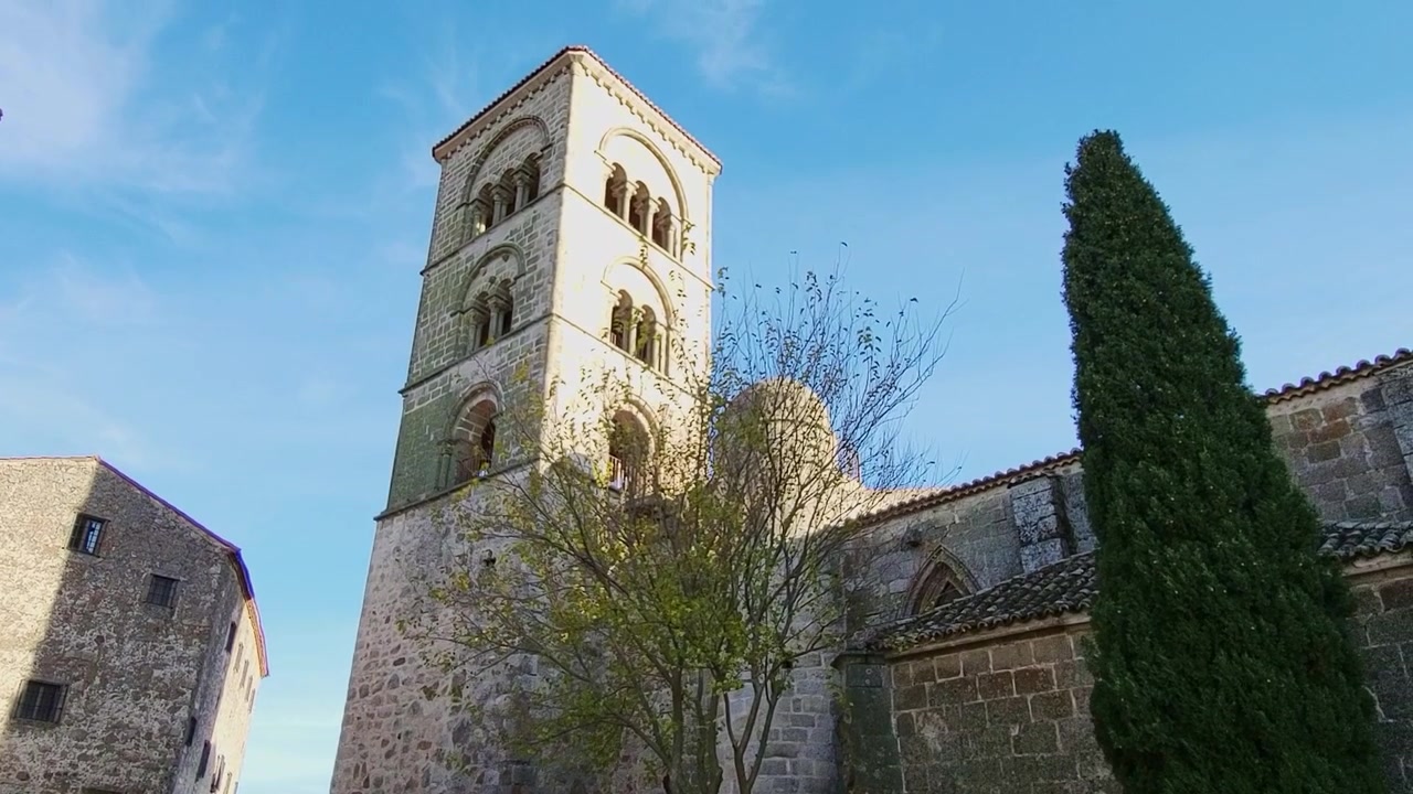 Santa María la Mayor. Tårnet til den romanske kirken i Trujillo. Tårn med romanske balkonger med søyler og buer. Spania