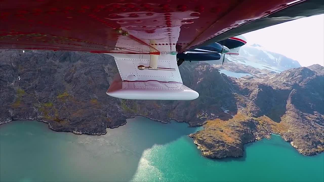 кадр из-под крыла самолета, пролетающего над ледником якобшавн в гренландии 2019 год