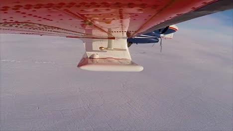 antenna da sotto l'ala di un aereo che sorvola il ghiacciaio jakobshavn in groenlandia 2019