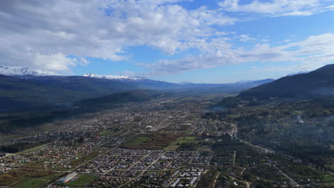 imágenes de drones que muestran el paisaje urbano de el bolsón, argentina