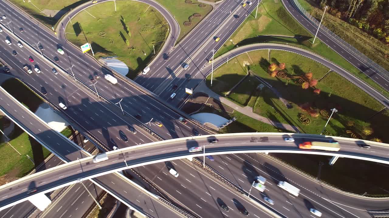 모스크바의 고속도로 교차로 교통 경로의 공중 뷰.