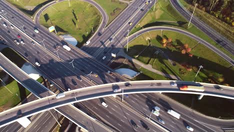 Vista-Aérea-De-Una-Intersección-De-Autopistas-Con-Senderos-De-Tráfico-En-Moscú.