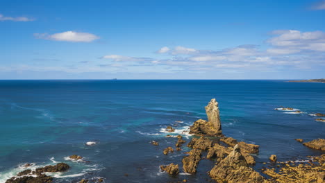 Lapso-De-Tiempo-De-La-Costa-Escarpada-Con-Nubes-En-Movimiento-En-El-Cielo-Y-Rocas-En-Primer-Plano-En-La-Isla-De-Achill-En-El-Atlántico-Salvaje-En-Irlanda