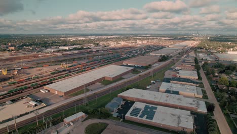 amplia vista de la carretera ferroviaria terminal intermodal con el patio lleno de contenedores con chicago en el fondo
