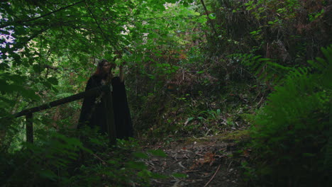 una joven druida caminando en un bosque tiro largo